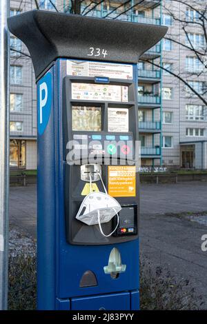 Parking moderne avec numéro de téléphone mobile, Berlin, Allemagne Banque D'Images