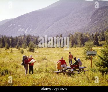 1960S 1970S CARTES DE GROUPE DE VÉRIFICATION ASSIS SUR UNE TABLE DE PIQUE-NIQUE TOUT EN RANDONNÉE SUR LE SENTIER DES APPALACHES DANS LE MAINE ETATS-UNIS - KH3120 HAR001 HARS MAINE VÉRIFIER PIN STYLE DE VIE SATISFACTION CINQ FEMMES 5 RURAL ÉTATS-UNIS COPIE ESPACE AMITIÉ PLEINE LONGUEUR DEMI-LONGUEUR DAMES FORME PHYSIQUE PERSONNES PITTORESQUE ÉTATS-UNIS D'AMÉRIQUE MÂLES CONFIANCE PRAIRIE D'ÂGE MOYEN AMÉRIQUE DU NORD HOMME D'ÂGE MOYEN CARTES DE BIEN-ÊTRE NORD-AMÉRICAINES GRAND ANGLE AVENTURE APPALACHIAN RÉCRÉATION TRAIL ADOLESCENTS RANDONNEURS JEUNES ADULTE MOYEN-ADULTE HOMME ADULTE MOYEN-ADULTE FEMME NOUVELLE ANGLETERRE PRÉ-ADOLESCENT DÉTENTE JEUNE HOMME ADULTE Banque D'Images