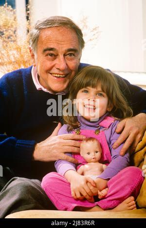 1980S PORTRAIT GRAND-PÈRE SOURIANT ET PETITE-FILLE HEUREUSE BRUNETTE ASSISE SUR SES GENOUX TENANT UNE POUPÉE BÉBÉ - KJ11671 NET002 SEA LES POUPÉES DE SENIORS OLD TIME NOSTALGIE OLD FASHION 1 STYLE JUVÉNILE FORT GRAND-PÈRE GRANDS-PARENTS HEUREUX FAMILLES JOIE STYLE DE VIE FEMMES AÎNÉES GRAND-PARENT SANTÉ MAISON VIE COPIE ESPACE AMITIÉ DEMI-LONGUEUR SOINS HOMMES SENIOR HOMME SENIOR ADULTE LAP BRUNETTE BONHEUR VIEILLESSE OLDSTERS GAI OLDSTER SA FIERTÉ SOURIT AÎNÉS CONNEXION GRAND-FILLE GRANDS-PÈRES JOYEUX HOMME ÂGÉ ATTACHEMENT PERSONNEL AFFECTION ÉMOTION CROISSANCE JEUNES CROISSANCE ENSEMBLE BANGS Banque D'Images