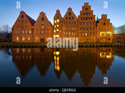 Les entrepôts historiques de sel sur l'Obertrave dans la soirée, Luebeck, Schleswig-Holstein, Allemagne Banque D'Images