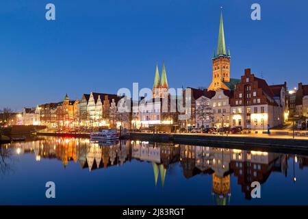 La vieille ville historique sur l'Obertrave avec l'église Sainte Marie et l'église Saint-Pierre dans la soirée, Luebeck, Schleswig-Holstein, Allemagne Banque D'Images