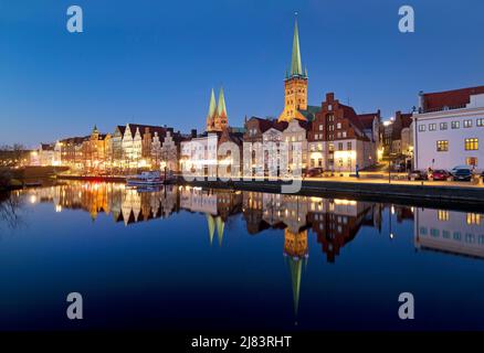 La vieille ville historique sur l'Obertrave avec l'église Sainte Marie et l'église Saint-Pierre dans la soirée, Luebeck, Schleswig-Holstein, Allemagne Banque D'Images