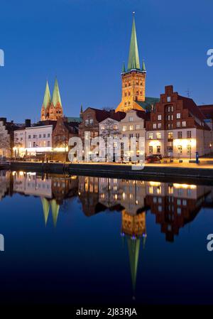 La vieille ville historique sur l'Obertrave avec l'église Sainte Marie et l'église Saint-Pierre dans la soirée, Luebeck, Schleswig-Holstein, Allemagne Banque D'Images