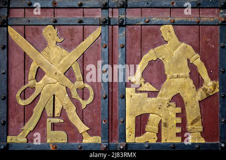 Personnages historiques à la porte du Ratskeller représentant l'artisanat, Luebeck, Schleswig-Holstein, Allemagne Banque D'Images