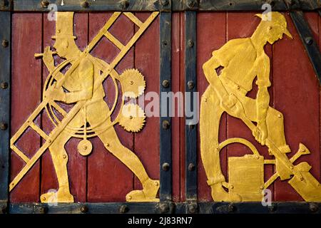 Personnages historiques à la porte du Ratskeller représentant l'artisanat, Luebeck, Schleswig-Holstein, Allemagne Banque D'Images