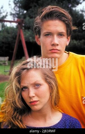 1990S GROS PLAN D'UN COUPLE ADOLESCENT AVEC UNE EXPRESSION FACIALE SÉRIEUSE REGARDANT DIRECTEMENT LA CAMÉRA - KJ13488 NET002 PAIRES DE HARS EN BANLIEUE URBAINE DÉPRESSION COULEUR MAD BOULEVERSÉ EXPRESSION VIEUX TEMPS NOSTALGIE VIEILLE MODE 1 JEUNE VISAGE COLÈRE COMMUNICATION INQUIÉTUDE STYLE DE VIE AGACÉ FEMMES MOODY COPIER ESPACE PERSONNES ENFANTS AMITIÉ PERSONNES HOMMES RÉFLÉCHIS RISQUE ADOLESCENTE ADOLESCENT GARÇON TROUBLÉ TRISTESSE INTÉRESSÉ CONTACT VISUEL TÊTE ET ÉPAULES AFFLIGÉ HUMEUR IRRITÉE DIRECTEMENT GLUM GROS PLAN ADOLESCENT MÉCONTENTEMENT HOSTILITÉ SINCÈRE ENNUI SOLENNEL ÉMOTION IDÉES FOCALISÉES ÉMOTIONS INTENSE IRRITÉ MINEURS Banque D'Images