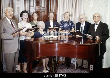 1960S GROUPE DE 8 PERSONNES ÂGÉES HOMMES ET FEMMES DEBOUT AUTOUR DU PIANO TENANT LE CHANT HYMNALS - KM1278 HAR001 HARS RELIGION FEMMES AÎNÉES ACCUEIL VIE COPIE ESPACE AMITIÉ DEMI-LONGUEUR FEMMES PERSONNES INSPIRATION HOMMES RETRAITE DIVERTISSEMENT SPIRITUALITÉ CONFIANCE HOMME SENIOR ADULTE CONTACT OCULAIRE FEMME SÉNIOR ACTIVITÉ 8 VIEILLESSE OLDSTERS OLDSTER LOISIR ET VIEILLISSEMENT CHANSON RÉCRÉATION VOCAL FIERTÉ OCCASION ENTERTAINER MAISONS ANCIENS INSTRUMENT DE MUSIQUE CONNEXION VOIX DE RÉSIDENCE PERSONNES ÂGÉES CHANSONS HOMME ÂGÉ AIDE À VIVRE COOPÉRATION FEMME ÂGÉE TOGETHERNESS Banque D'Images