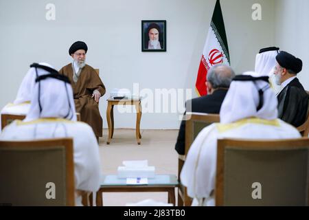 12 mai 2022, Téhéran, Iran : Une photo rendue disponible par les spectacles du bureau du dirigeant suprême iranien, le dirigeant suprême iranien, l'ayatollah ALI KHAMENEI (L), parlant à Emir du Qatar, le cheikh TAMIM bin HAMAD AL THANI (C), comme le président iranien, EBRAHIM RAISI (R), regarde, lors d'une réunion à Téhéran, en Iran, du 12 au 28 mai 2022. Al Thani est à Téhéran pour rencontrer des responsables iraniens. L'émir du Qatar et l'Union européenne ont déclaré aujourd'hui qu'ils s'efforcent de faire avancer des négociations bloquées visant à rétablir un accord nucléaire de 2015 entre l'Iran et les grandes puissances mondiales. (Image de crédit : © Bureau du dirigeant suprême iranien Banque D'Images