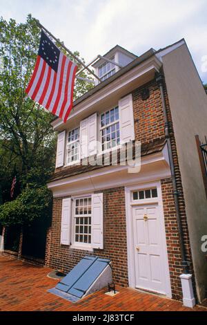 1990S BETSY ROSS MAISON OÙ LE PREMIER DRAPEAU AMÉRICAIN A ÉTÉ FAIT PHILADELPHIE PENNSYLVANIE - KP5726 NET002 HARS VILLES CONCEPTUELLES KEYSTONE ÉTAT ÉTOILES ET BANDES OÙ LA RÉVOLTE VOYAGE PENNSYLVANIE GUERRE RÉVOLUTIONNAIRE AMÉRICAINE MI-ATLANTIQUE ÉTAT 1770S BETSY ROSS COLONIES ROUGE BLANC ET BLEU ATTRACTION TOURISTIQUE ÉTAIT À L'ANCIENNE Banque D'Images