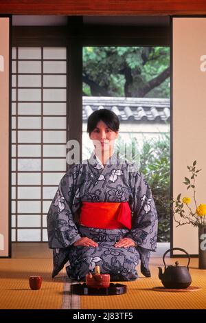 1980S FEMME JAPONAISE PORTANT KIMONO ET OBI SE PRÉPARANT À LA CÉRÉMONIE DU THÉ DANS LA MAISON JAPONAISE DE THÉ PHILADELPHIE PENNSYLVANIA USA - KP5762 NET002 HARS STYLE DE VIE ARCHITECTURE FEMMES EMPLOIS SAINTETÉ COPIE DEMI-LONGUEUR FEMMES PERSONNES INSPIRATION TRADITIONNELLE CÉRÉMONIE DE SÉRÉNITÉ OEIL CONTACT AGENOUILLÉ KIMONO COMPÉTENCE PROFESSION STRUCTURE BONHEUR COMPÉTENCES BIEN-ÊTRE BOISSON DÉCOUVERTE STRATÉGIE TRADITION RESPECT HÔTESSE DÉMONSTRATION OBI OCCUPATIONS TRANQUILLITÉ CONCEPTUELLE ÉTABLIE PRÉPARE LA CRÉATIVITÉ HARMONIE IKEBANA MOYENNE-ADULTE FEMME RITUEL S'AGENOUILLER LA PURETÉ À L'ANCIENNE Banque D'Images