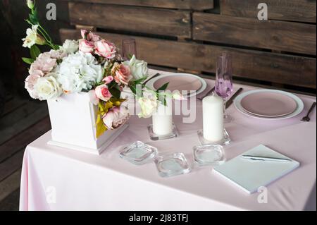 Mise en place de la table de mariage pour un jeune couple Banque D'Images