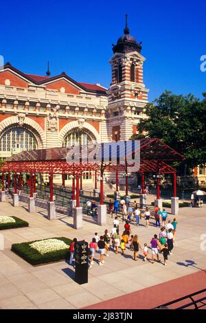 1990S BÂTIMENT PRINCIPAL DE CETTE ANCIENNE PASSERELLE D'IMMIGRATION EST MAINTENANT MUSÉE ELLIS ISLAND NEW YORK NYC USA - KR103856 NET002 HARS AVENTURE PROPRIÉTÉ MUSÉES EXTÉRIEUR IMMIGRÉ PARCS NORD-EST VOYAGE ETATS-UNIS FIERTÉ MAINTENANT NYC IMMOBILIER ANCIENNE CÔTE EST NEW YORK STRUCTURES ELLIS ISLAND IMMIGRATION EDIFICE NEW YORK CITY PARC NATIONAL PORTE IMMIGANT PARC NATIONAL CENTRES DE SERVICE CENTRES URBAINS À L'ANCIENNE Banque D'Images