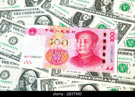 Un billet de cent yuan chinois sur fond de dollars américains. Concept d'entreprise Banque D'Images