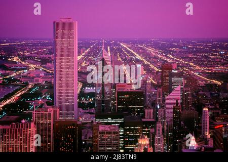 1990S VUE SUD AU CRÉPUSCULE DE L'OBSERVATOIRE JOHN HANCOCK BÂTIMENT LE GRAND AON CENTRE BÂTIMENT SUR LA GAUCHE CHICAGO ILLINOIS - KR103873 NET002 HARS PANORAMIQUE VISTA ILLINOIS GAUCHE IL MIDWEST MIDWESTERN OLD FASHIONED Banque D'Images