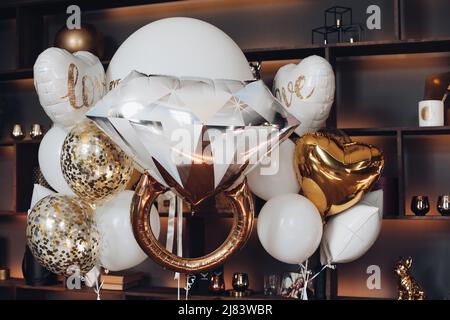 Ballons d'air de mariée contre les étagères de livre. Banque D'Images