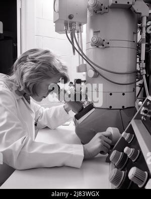 1970S FEMME SCIENTIFIQUE PORTANT UNE BLOUSE DE LABORATOIRE ASSISE À UN MICROSCOPE ÉLECTRONIQUE À BALAYAGE ÉGALEMENT APPELÉ SEM - L2823 HAR001 HARS COPY SPACE DEMI-LONGUEUR FEMMES PERSONNES TECHNICIEN PROFESSION B&W LENTILLE COMPÉTENCES MÉTIER TÊTE ET ÉPAULES DÉCOUVERTE ÉLECTRONIQUE UNIVERSITÉS CARRIÈRES SCIENTIFIQUES CONNAISSANCES ANGLE BAS PROGRÈS PUISSANT CHERCHEUR INNOVATION EMPLOIS EMPLOIS UTILISANT LA HAUTE TECHNOLOGIE ENSEIGNEMENT SUPÉRIEUR CONCEPTUEL GROSSISSEMENT ÉLECTROMAGNÉTIQUE MAGNIFIER LES COLLÈGES QUI CHERCHENT EMPLOYÉ HAUTE RÉSOLUTION MOYENNE-ADULTE JEUNE FEMME ADULTE NOIR ET BLANC CAUCASIENS ETHNICITÉ ÉLECTROSTATIQUE HAR001 VIEUX MODE Banque D'Images