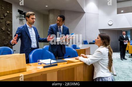 2022-05-12 21:18:06 LA HAYE - Ministre de la protection juridique Franc Weerwind et Secrétaire d'Etat pour la jeunesse et la prévention Maarten van Ooijen pendant un débat à la Chambre des représentants sur les enfants qui ont été retirés de leurs foyers dont les parents sont victimes du scandale des prestations. Le cabinet précédent a été renversé sur le scandale des allocations et l'indemnisation des victimes est retardée à plusieurs reprises. ANP LEX VAN LIESHOUT pays-bas - belgique OUT Banque D'Images