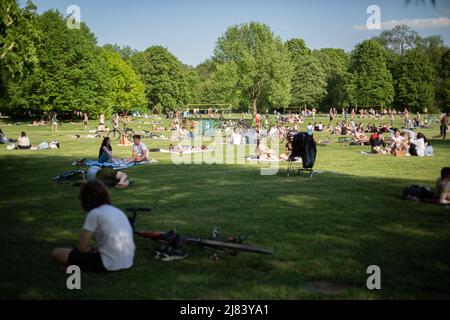 Munich, Allemagne. 12th mai 2022. Le 12 mai 2022, beaucoup de jeunes enfants se détendent dans le Garten anglais à Munich, en Allemagne. Quelques uns baignaient dans le Bach Eisbach/Schabinger. (Photo par Alexander Pohl/Sipa USA) crédit: SIPA USA/Alay Live News Banque D'Images