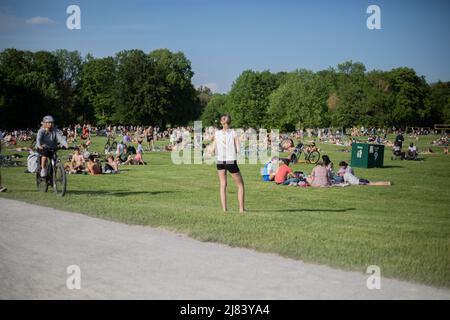 Munich, Allemagne. 12th mai 2022. Le 12 mai 2022, beaucoup de jeunes enfants se détendent dans le Garten anglais à Munich, en Allemagne. Quelques uns baignaient dans le Bach Eisbach/Schabinger. (Photo par Alexander Pohl/Sipa USA) crédit: SIPA USA/Alay Live News Banque D'Images