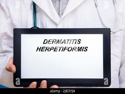 Dermatite herpétiforme. Médecin avec le texte de maladie rare ou orphelin sur l'écran de comprimés dermatite Herpétiformis Banque D'Images