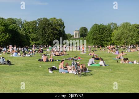 Munich, Allemagne. 12th mai 2022. Le 12 mai 2022, beaucoup de jeunes enfants se détendent dans le Garten anglais à Munich, en Allemagne. Quelques uns baignaient dans le Bach Eisbach/Schabinger. (Photo par Alexander Pohl/Sipa USA) crédit: SIPA USA/Alay Live News Banque D'Images