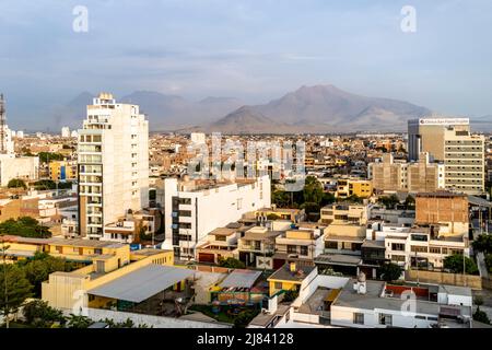 Le Skyline de la ville de Trujillo, région de la Libertad, Pérou. Banque D'Images