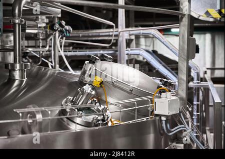 Réservoir dans l'atelier de l'usine de produits laitiers traités thermiquement Banque D'Images