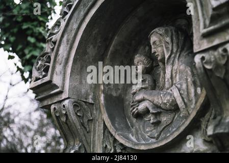 La Vierge Marie avec bébé sur le cimetière de Saint Marx Banque D'Images