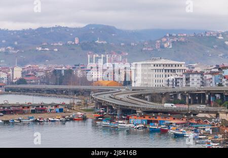 Vue côtière avec bateaux de pêche et pont autoroutier d'Arakli, Trabzon, Turquie Banque D'Images