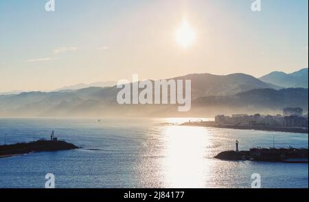 Vue sur la côte d'Arakli, Trabzon, Turquie. Côte de la mer Noire le matin. Brise-lames à l'entrée du petit port de pêche au lever du soleil Banque D'Images