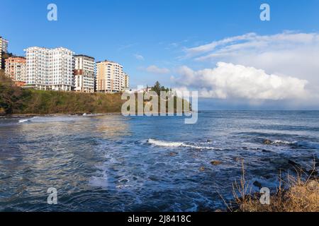 Arakli, Trabzon, Turquie. Vue sur la côte avec des bâtiments modernes sur la côte de la mer Noire le matin ensoleillé Banque D'Images