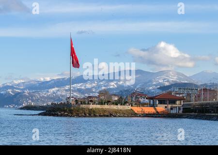 Vue sur la côte avec le drapeau turc d'Arakli, Trabzon, Turquie. Paysage de la côte de la mer Noire Banque D'Images