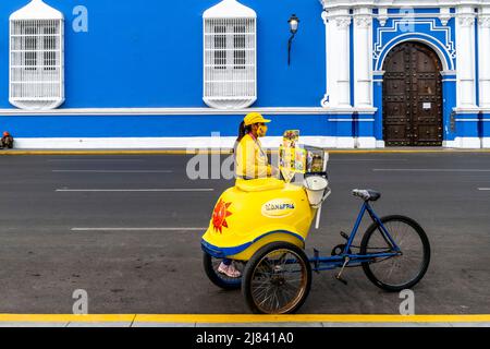 Une femme vend des crèmes glacées à partir D'Un vélo mobile sur la Plaza de Armas, Trujillo, région de la Libertad, Pérou. Banque D'Images