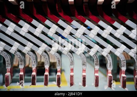 Groupe de détails métalliques colorés du moteur électrique à l'usine Banque D'Images