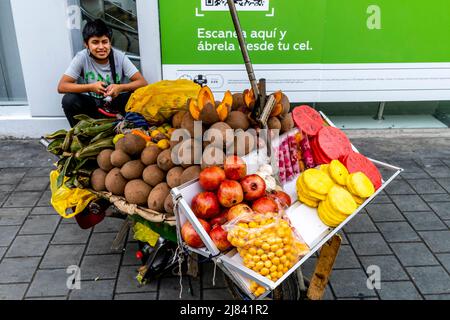 Un jeune homme vend des fruits frais dans la rue, Trujillo, la région de la Libertad, au Pérou. Banque D'Images