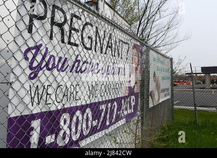 Waukegan, Illinois, États-Unis. 11th mai 2022. Les signes offrant des services de consultation de grossesse font face à la clinique Planned Parenthood à Waukegan, Illinois, est montré mercredi 11 mai 2022. La clinique a ouvert ses portes en 2020, pensant qu'il pourrait un jour avoir besoin de servir des patients du Wisconsin, au nord de Waukegan, si Roe v. Wade est renversé. Le Wisconsin reviendra à une loi de 1849 interdisant l'avortement, sauf pour sauver la vie de la mère. (Image de crédit : © Mark Hertzberg/ZUMA Press Wire) Banque D'Images