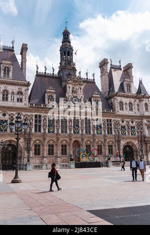 Hôtel de ville (Hôtel de ville) de Paris, France le 20 avril 2022, vu lors d'une journée ensoleillée avec des personnes marchant. Banque D'Images