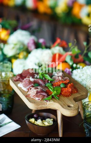 En-cas et herbes sur la table de fête. Banque D'Images