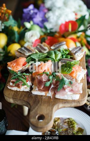 En-cas et herbes sur la table de fête. Banque D'Images