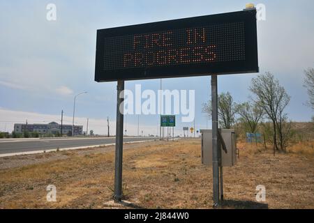 Las Vegas, États-Unis. 12th mai 2022. Un panneau électronique avertit les gens des incendies de forêt dans la région le 12 mai 2022 près de Las Vegas, Nouveau-Mexique. L'incendie a brûlé 259 610 acres et est à 29 pour cent de confinement. (Photo de Sam Wasson/Sipa USA) crédit: SIPA USA/Alay Live News Banque D'Images