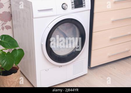 Machine à sécher dans la maison pour sécher le linge, les vêtements, le linge de lit. Sèche-linge. Banque D'Images