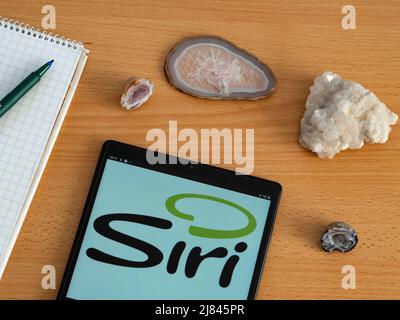 Sur cette photo, Siri Inc. Est le logo d'Apple Inc. Affiché sur une tablette. Banque D'Images