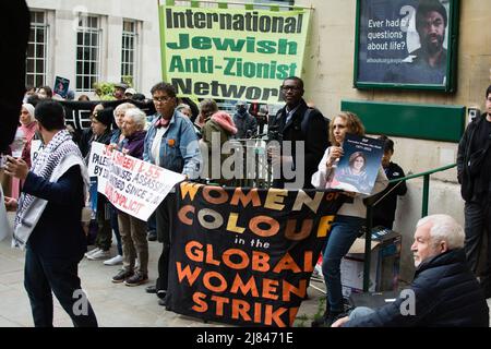 Londres, Royaume-Uni, 12/05/2022, manifestation de solidarité devant le siège de la BBC pour condamner, les forces israéliennes, le meurtre des journalistes d'Al Jazeera Shireen Abu Akleh a été tué par balle dans la tête par les forces israéliennes lors de l'invasion de Jénine en Cisjordanie occupée. Qu'est-ce que la démocratie ? Un autre acte démocratique que l'OTAN défend pour la justice en Palestine ?. Le monde entier est si cruel pour le peuple palestinien et reste silencieux. Le peuple palestinien est lui aussi humain. - 12 mai 2022. Banque D'Images