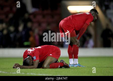 Nathan Cameron (à gauche) et Ashley Hemmings de Kidderminster Harriers semblent être abandonnés après le match nord de la Ligue nationale au stade Aggborough, à Kidderminster. Date de la photo: Jeudi 12 mai 2021. Banque D'Images