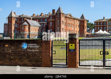 Entrée au campus de la ville à l'Université de Worcester, montrant l'ancien hôpital / infirmerie - où la BMA a été fondée en 1832 Banque D'Images