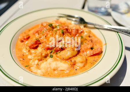 Crevettes du golfe et cheddar avec ail, sauce à la crème au vin de Chardonnay, au Ginny Lane Bar & Grill at the Wharf, Gulf Shores, Alabama, États-Unis Banque D'Images