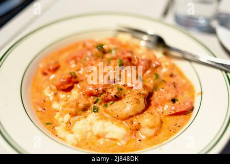 Crevettes du golfe et cheddar avec ail, sauce à la crème au vin de Chardonnay, au Ginny Lane Bar & Grill at the Wharf, Gulf Shores, Alabama, États-Unis Banque D'Images