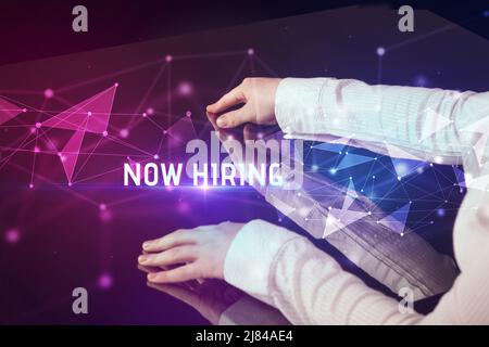 Homme d'affaires touchant le concept d'écran géant Banque D'Images