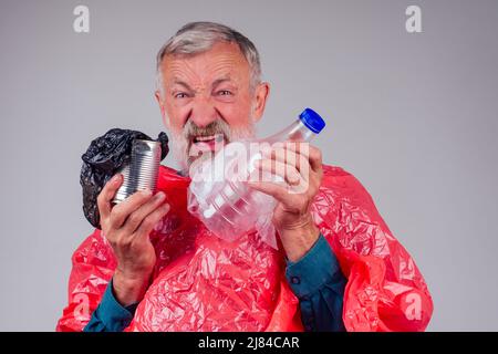 un vieil homme caucasien tient des déchets en plastique sur fond blanc de studio Banque D'Images