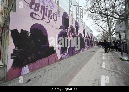 Les gens se réunissent pour organiser une manifestation après une fresque féministe, représentant des icônes comme Frida Kahlo, Rosa Parks et Nina Simone, vandales par la peinture noire en aérosol à Madrid, Espagne présentant: Atmosphère où: Madrid, Espagne quand: 08 mars 2021 crédit: Oscar Gonzalez/WENN Banque D'Images